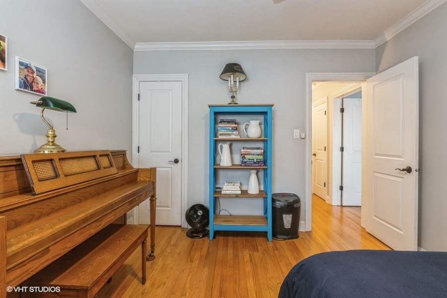 1907 W WINONA Avenue Unit: 1