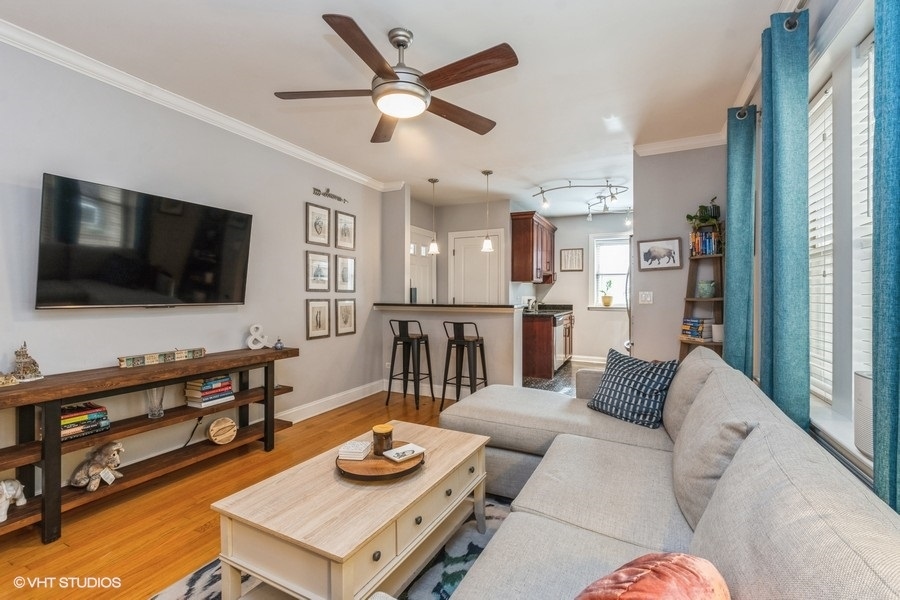 1907 W WINONA Avenue Unit: 1