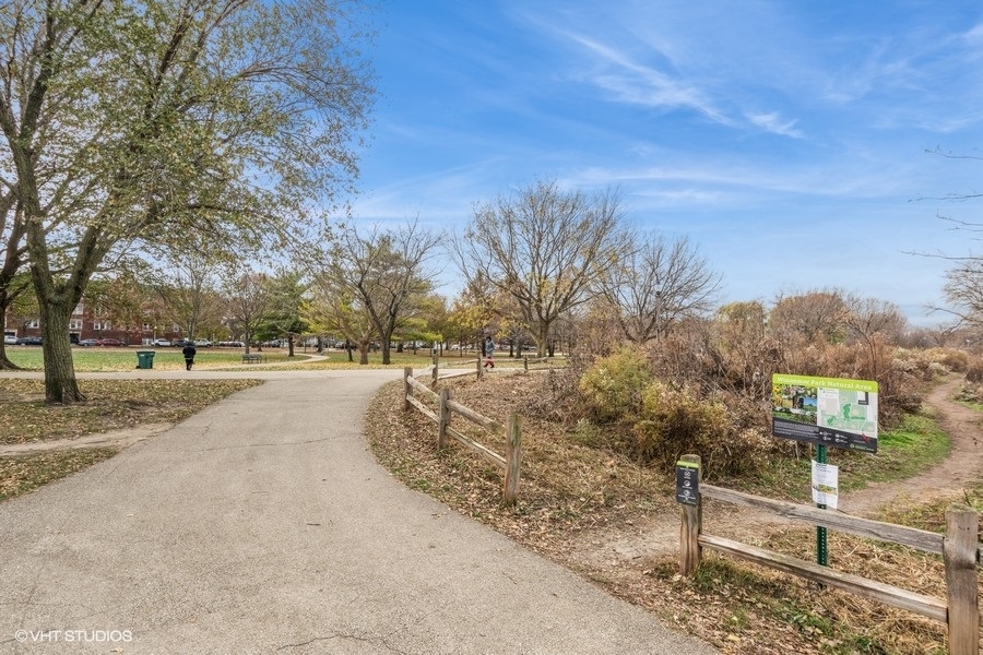 1907 W WINONA Avenue Unit: 1