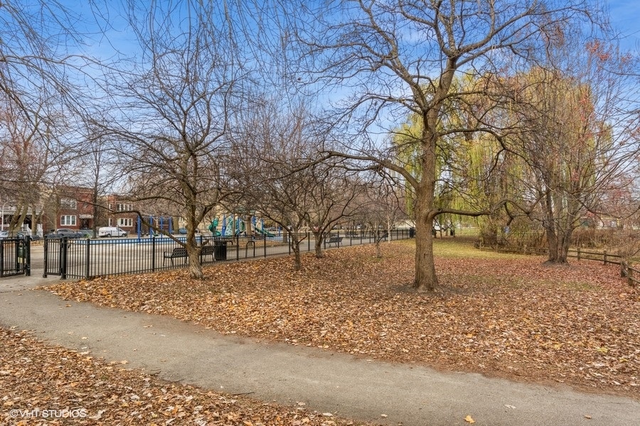 1907 W WINONA Avenue Unit: 1