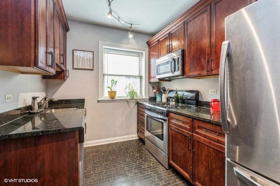 1907 W WINONA Avenue Unit: 1