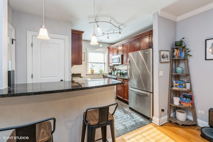 1907 W WINONA Avenue Unit: 1