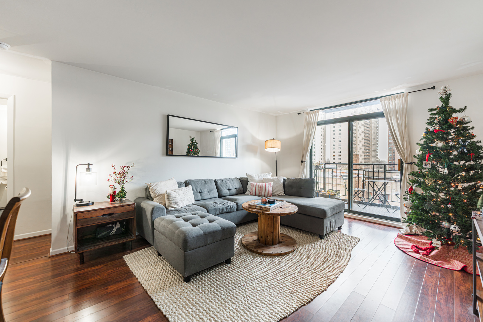 3900 N PINE GROVE Avenue Unit: 609