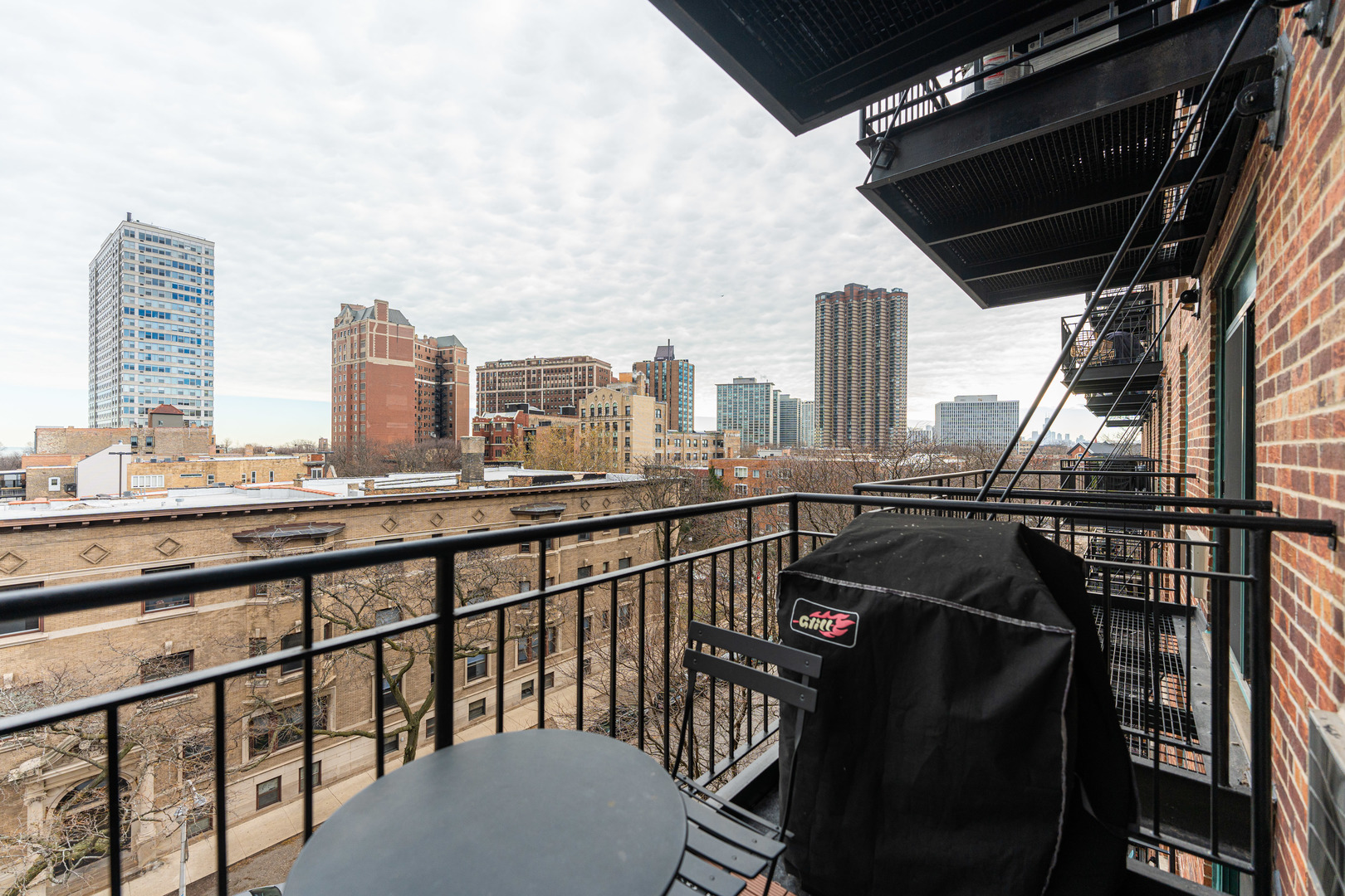 3900 N PINE GROVE Avenue Unit: 609