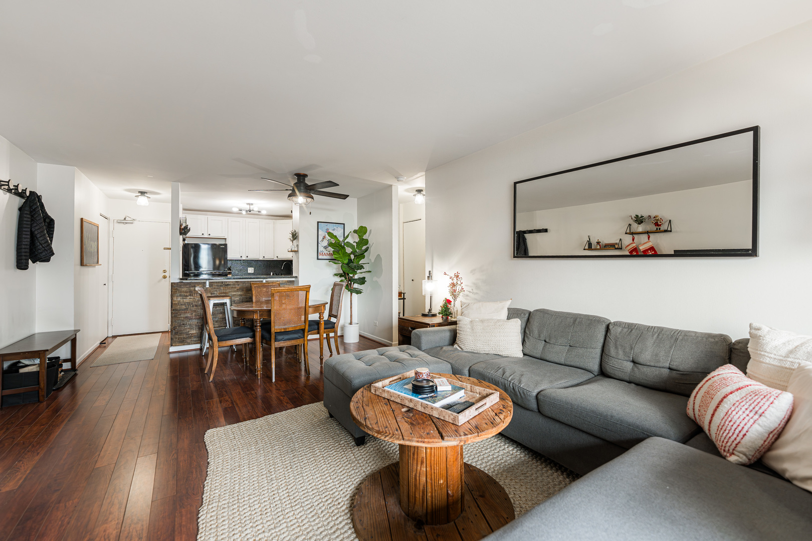 3900 N PINE GROVE Avenue Unit: 609