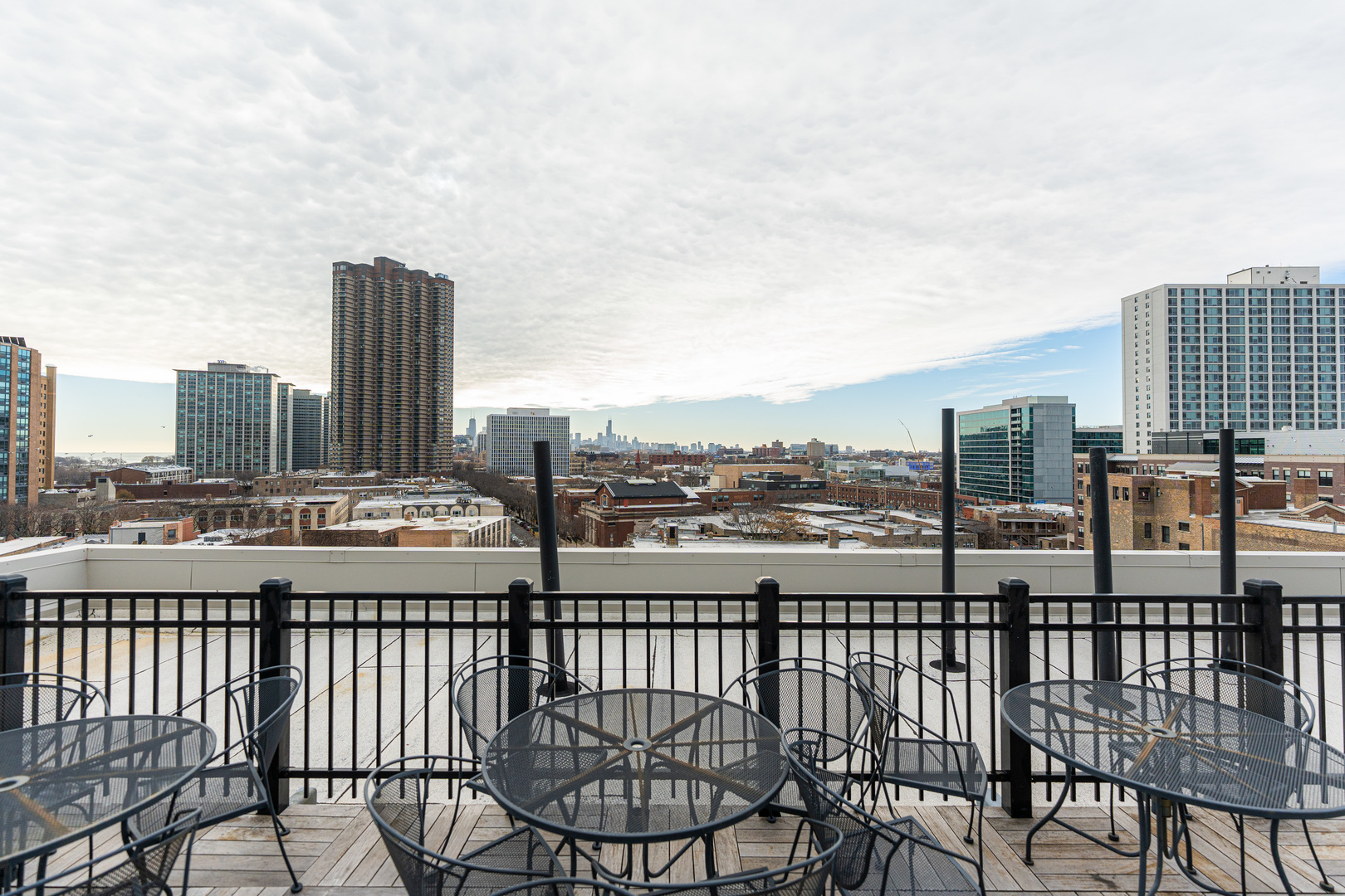 3900 N PINE GROVE Avenue Unit: 609