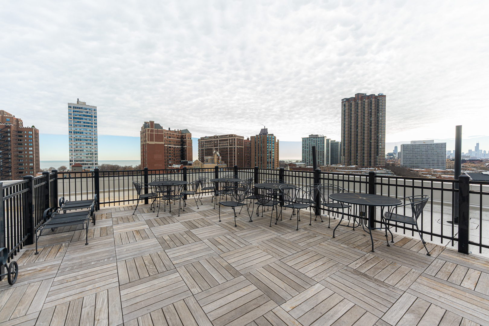 3900 N PINE GROVE Avenue Unit: 609