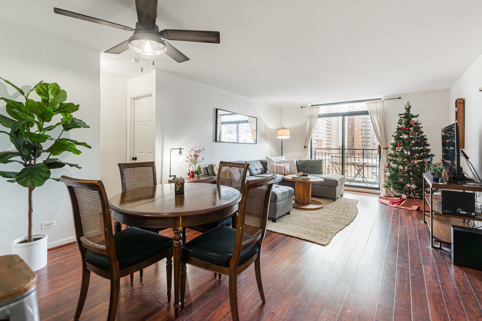 3900 N PINE GROVE Avenue Unit: 609