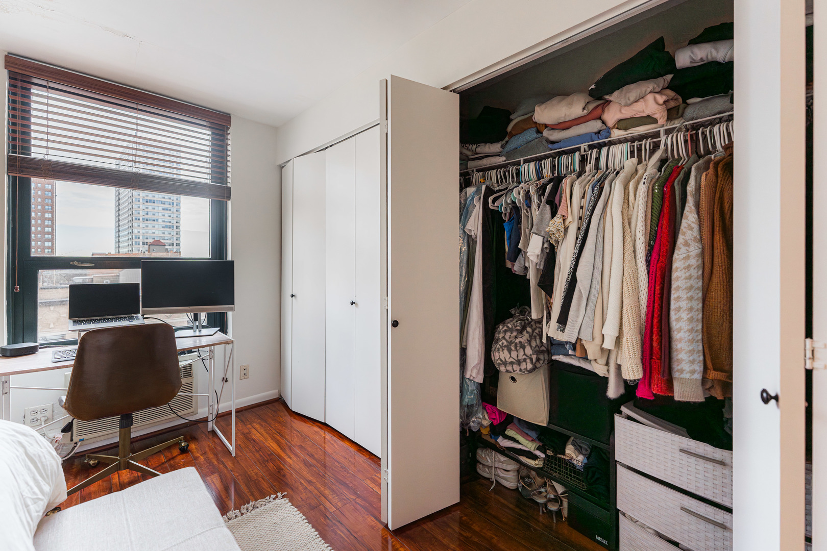 3900 N PINE GROVE Avenue Unit: 609