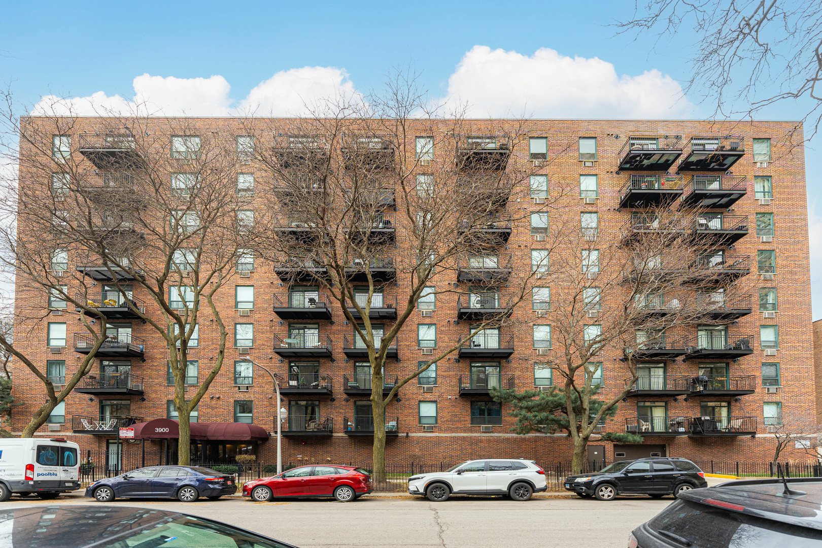 3900 N PINE GROVE Avenue Unit: 609