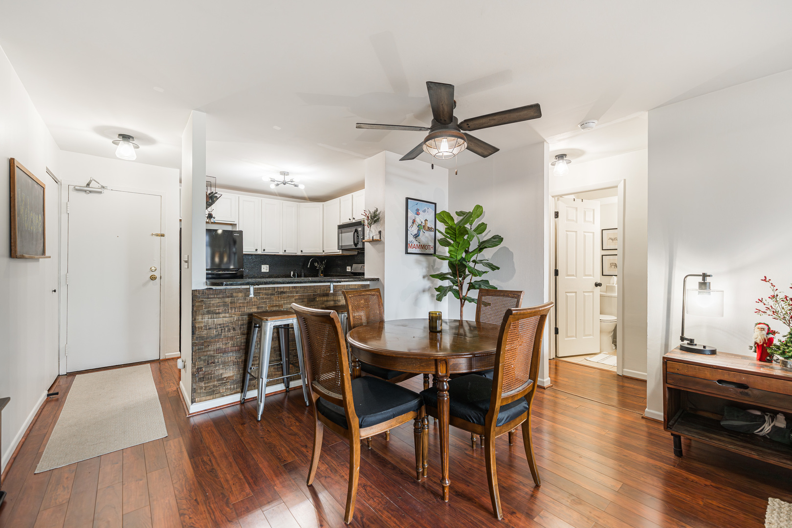 3900 N PINE GROVE Avenue Unit: 609