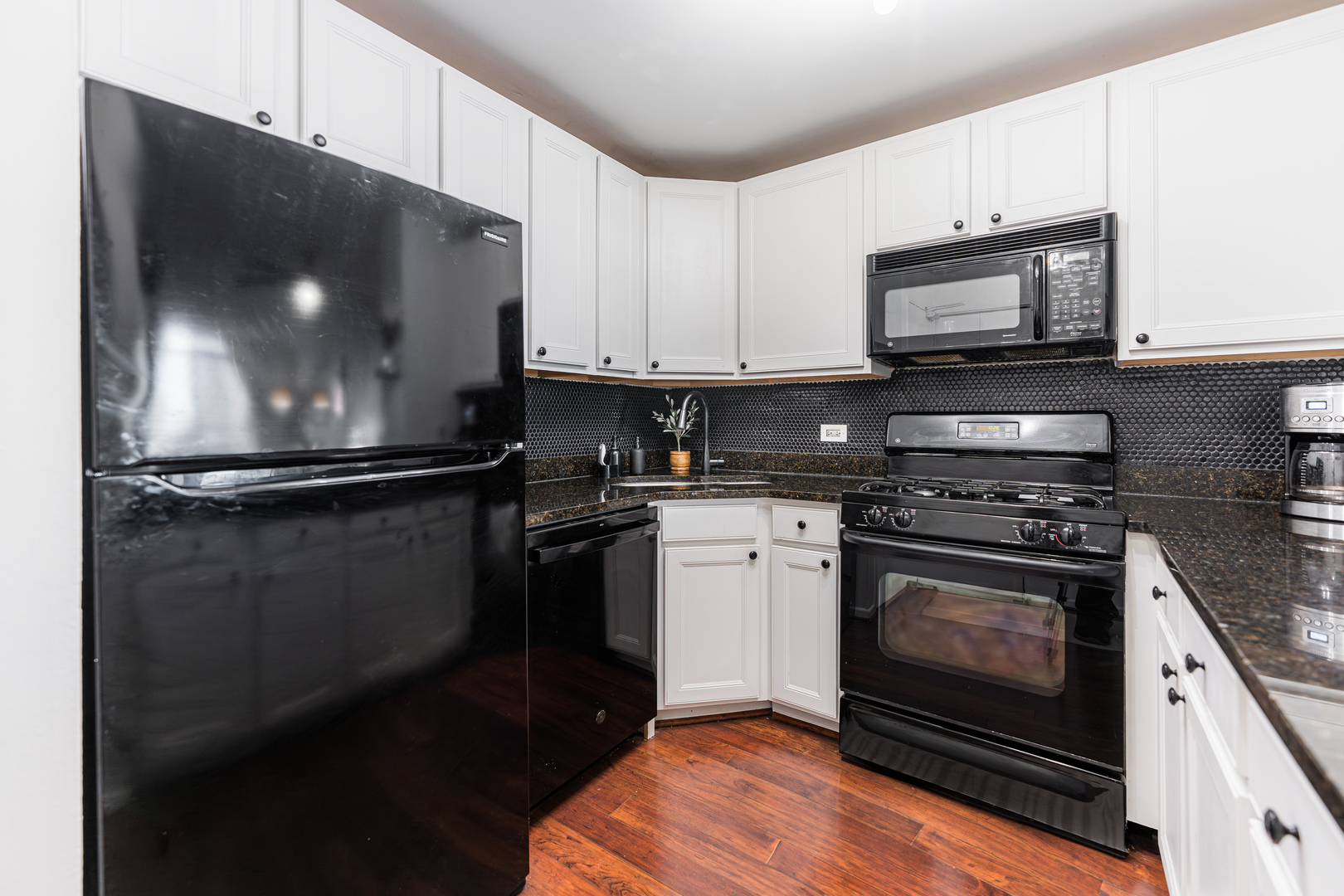 3900 N PINE GROVE Avenue Unit: 609