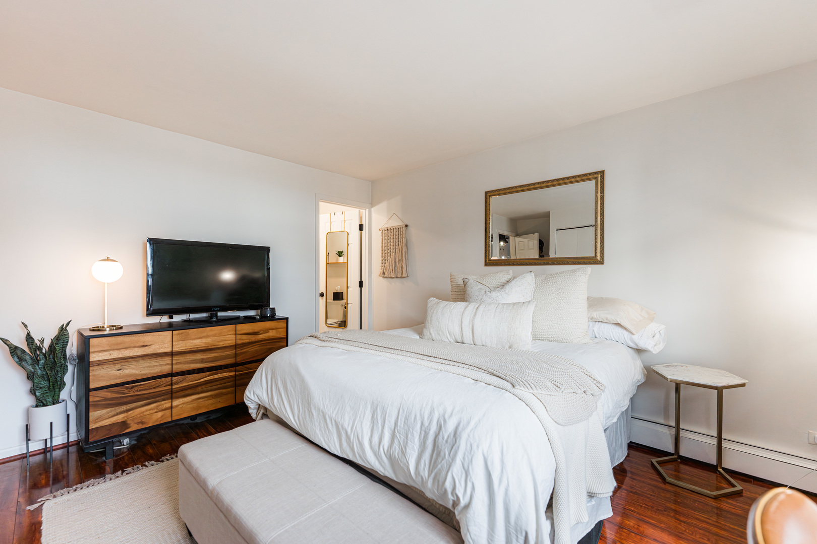 3900 N PINE GROVE Avenue Unit: 609