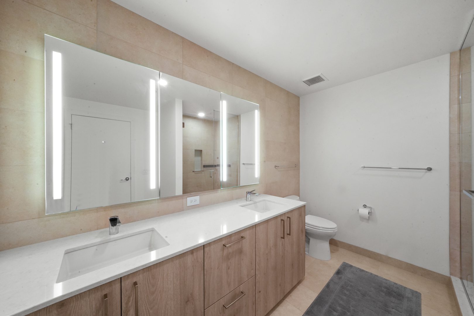 211 N Harbor Drive Unit: 2203