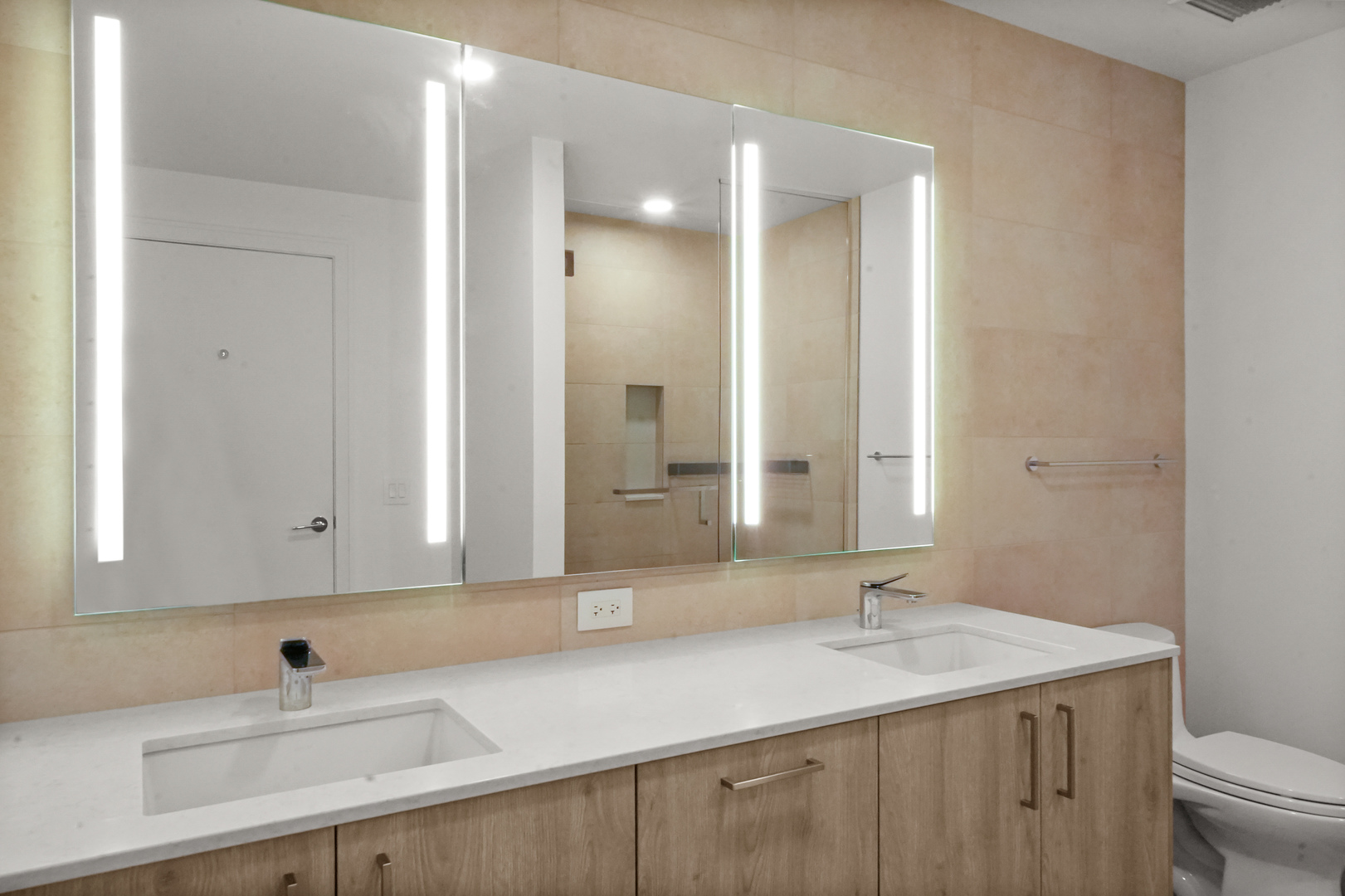 211 N Harbor Drive Unit: 2203