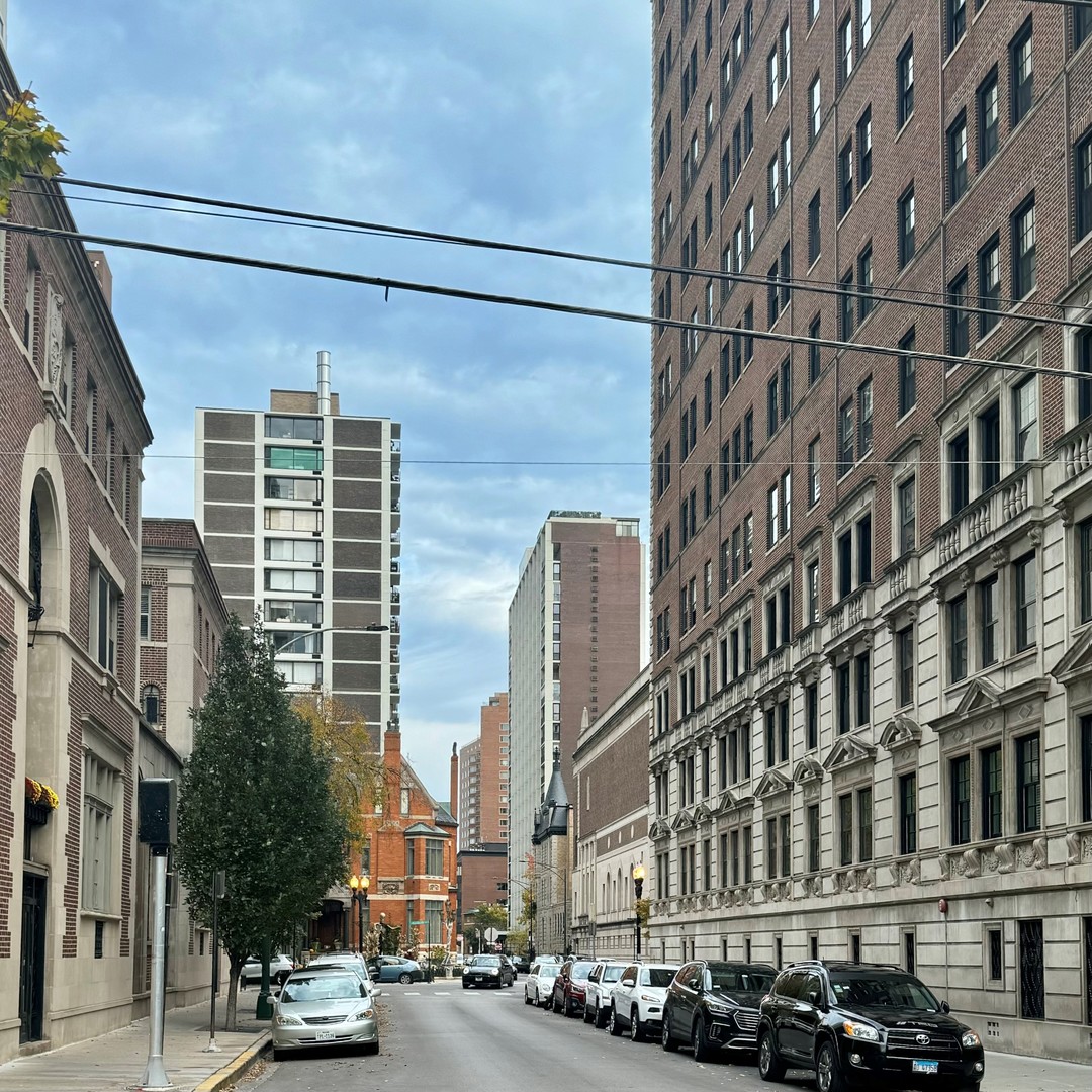 88 W Schiller Street Unit: 2701