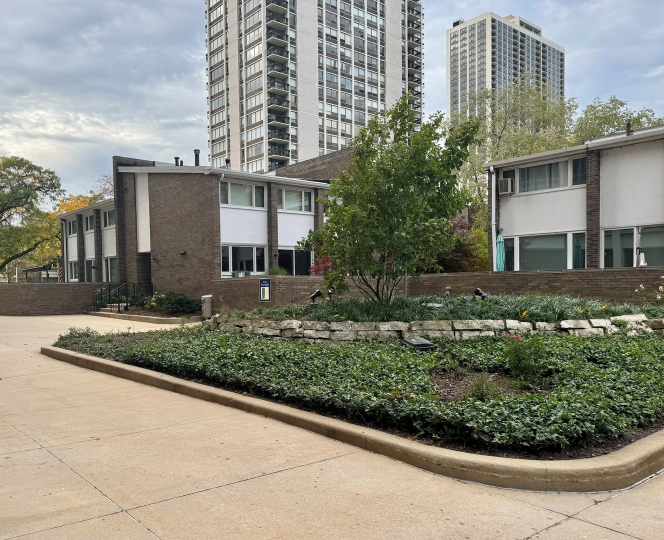 88 W Schiller Street Unit: 2701