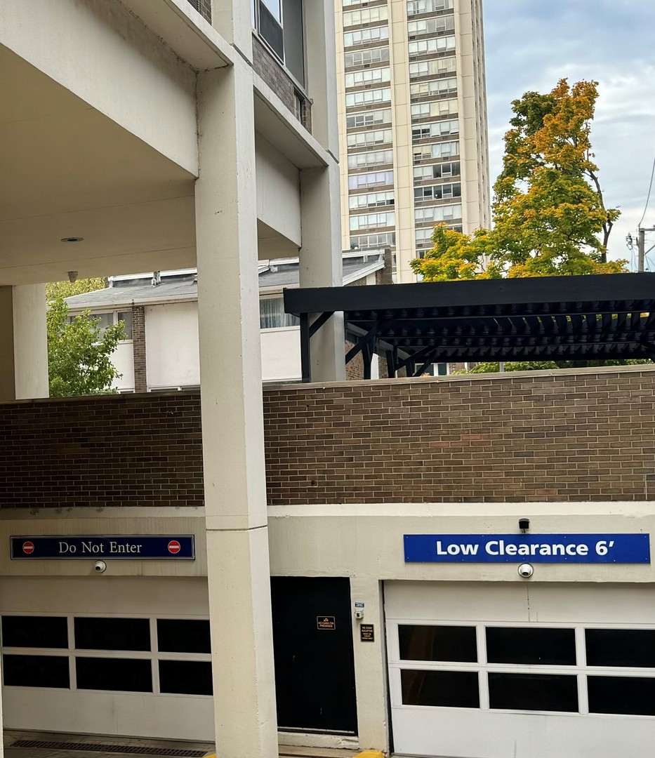 88 W Schiller Street Unit: 2701