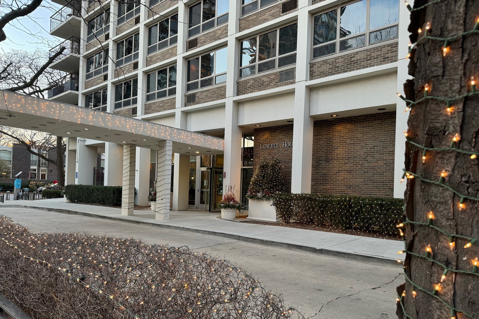 88 W Schiller Street Unit: 2701