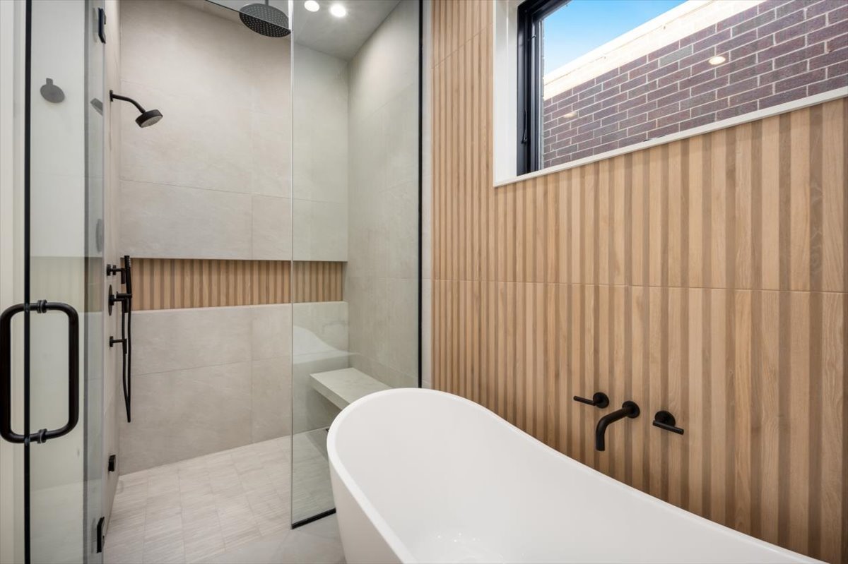 1208 W Wellington Street Unit: PH