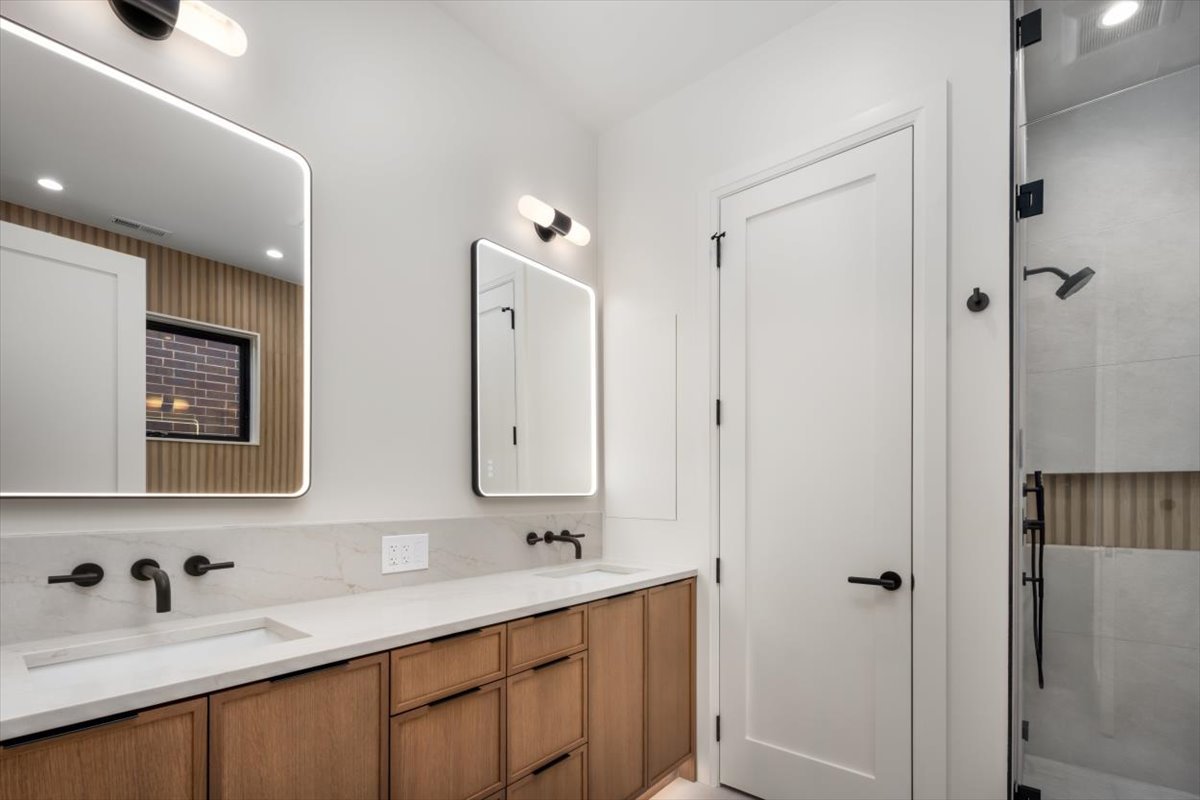 1208 W Wellington Street Unit: PH