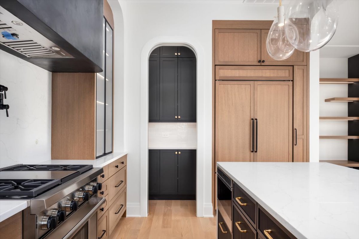 1208 W Wellington Street Unit: PH