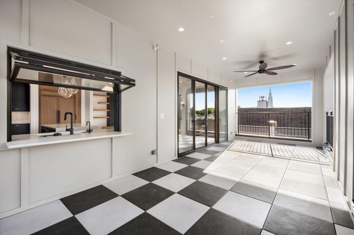 1208 W Wellington Street Unit: PH