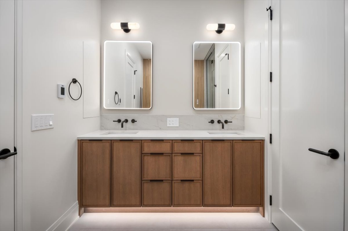 1208 W Wellington Street Unit: PH