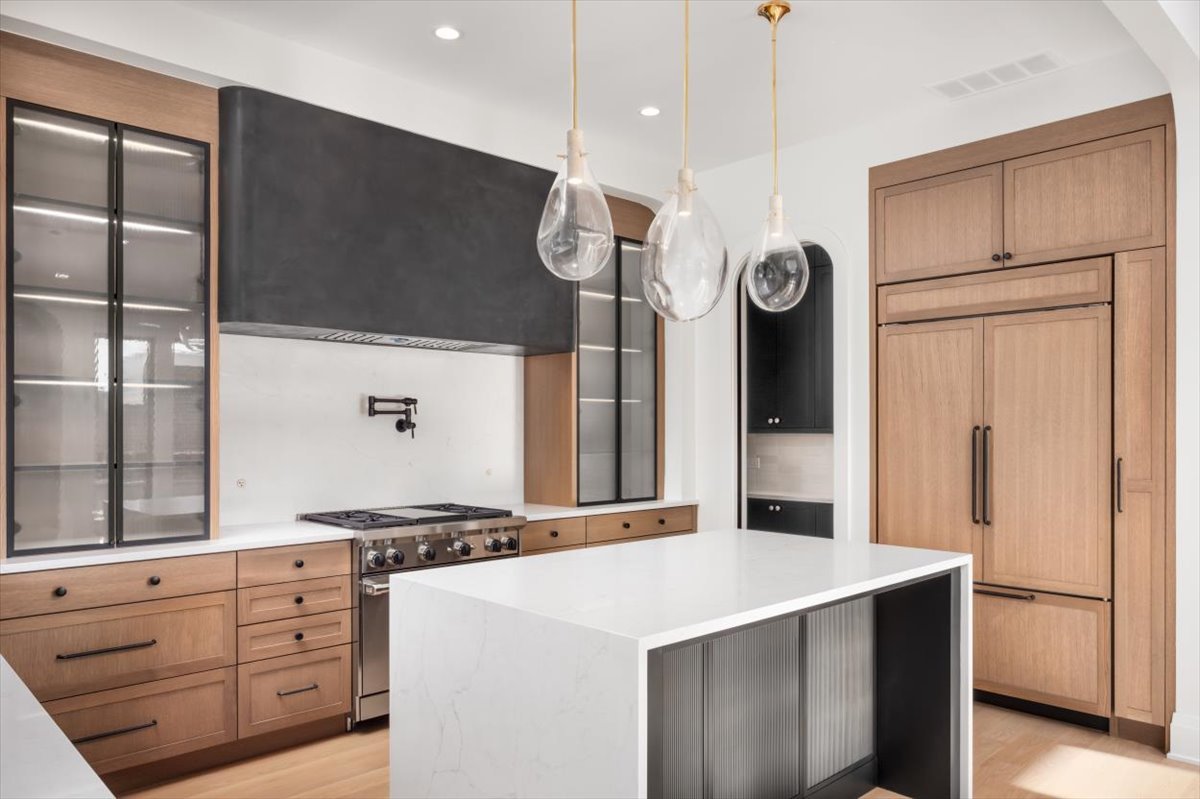 1208 W Wellington Street Unit: PH