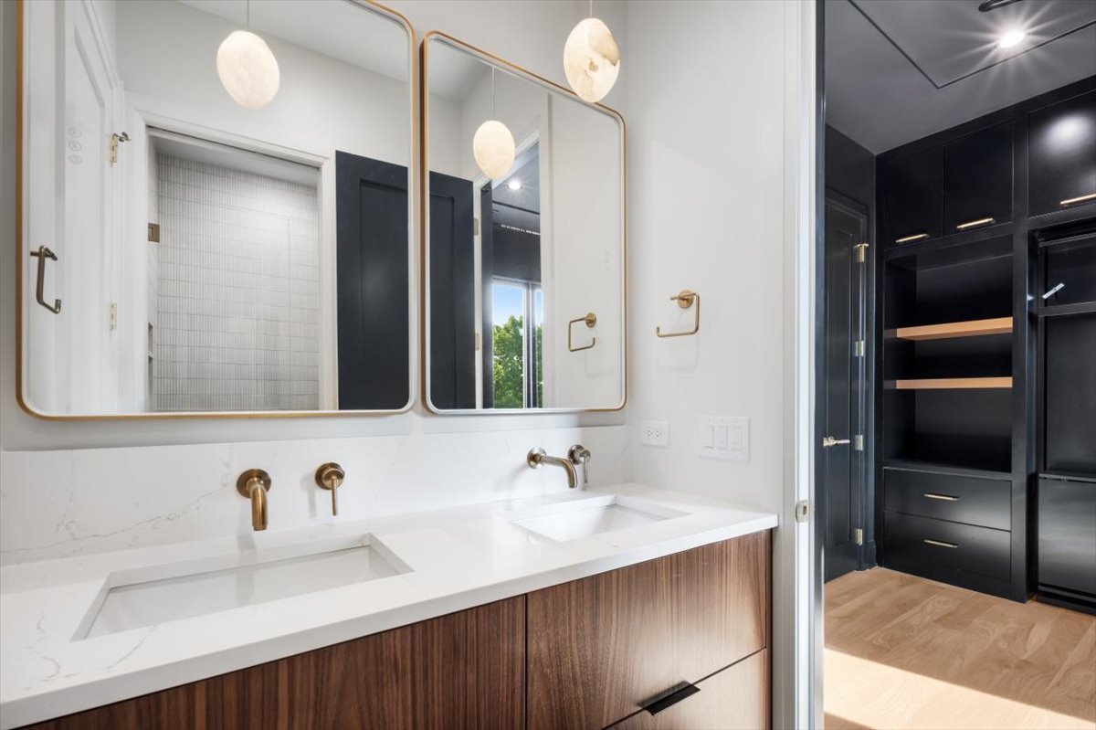 1208 W Wellington Street Unit: PH