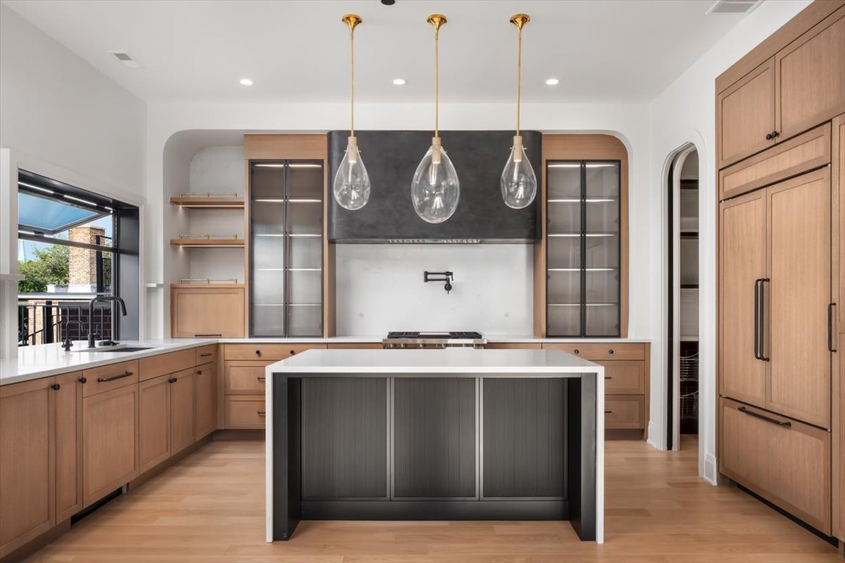 1208 W Wellington Street Unit: PH