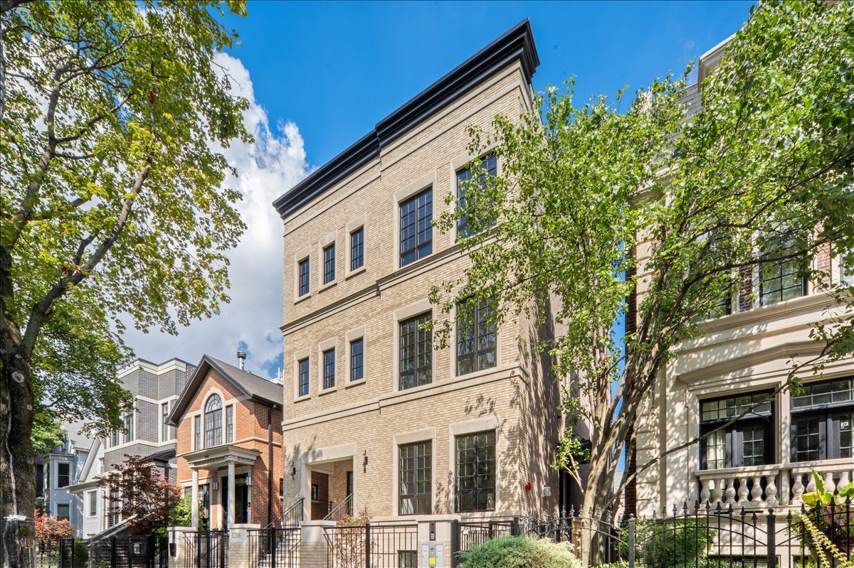 1208 W Wellington Street Unit: PH