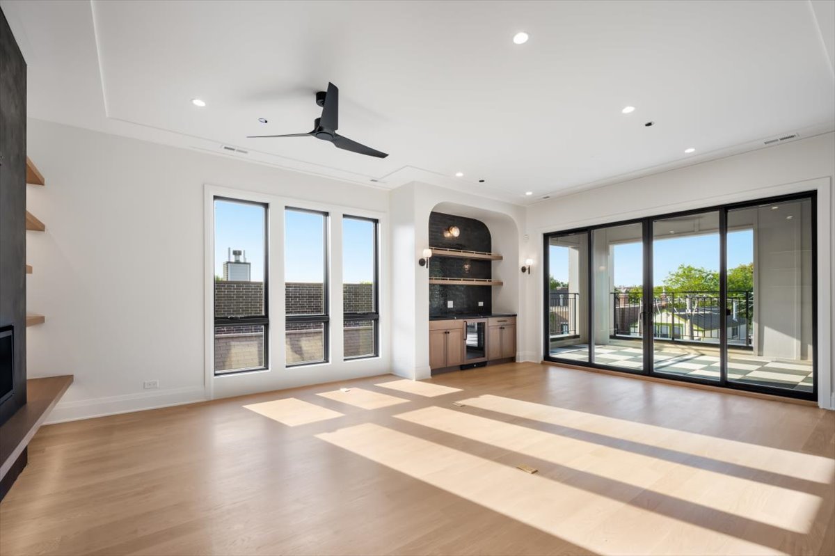 1208 W Wellington Street Unit: PH