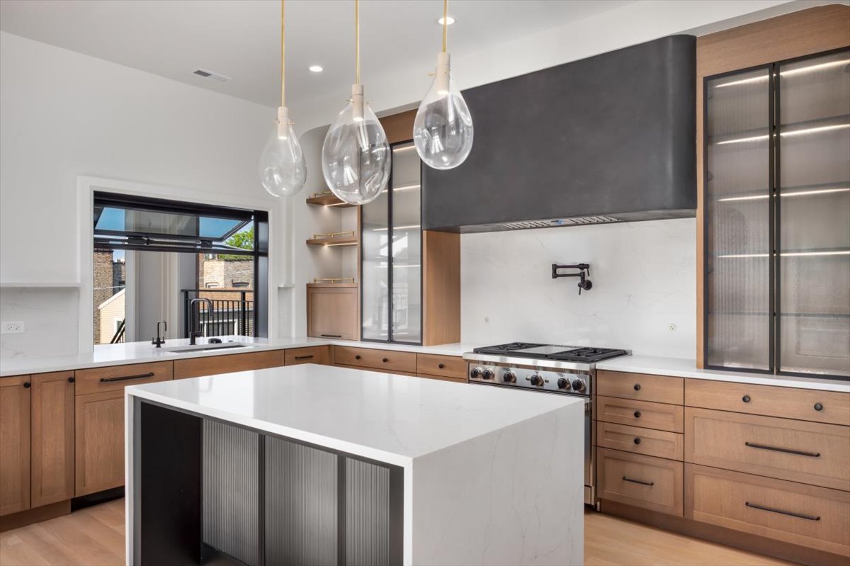 1208 W Wellington Street Unit: PH