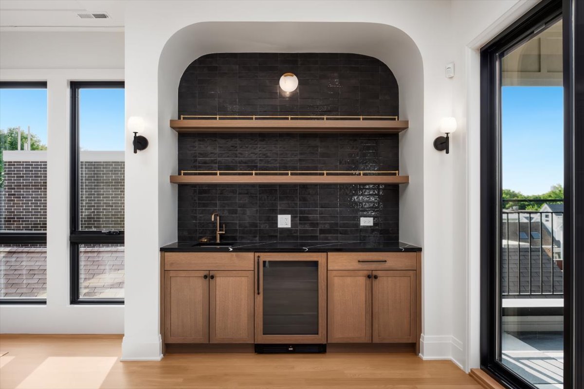 1208 W Wellington Street Unit: PH