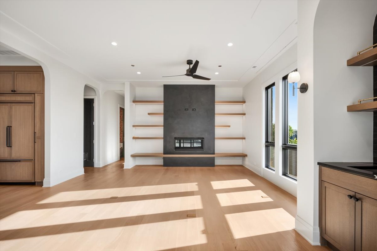 1208 W Wellington Street Unit: PH