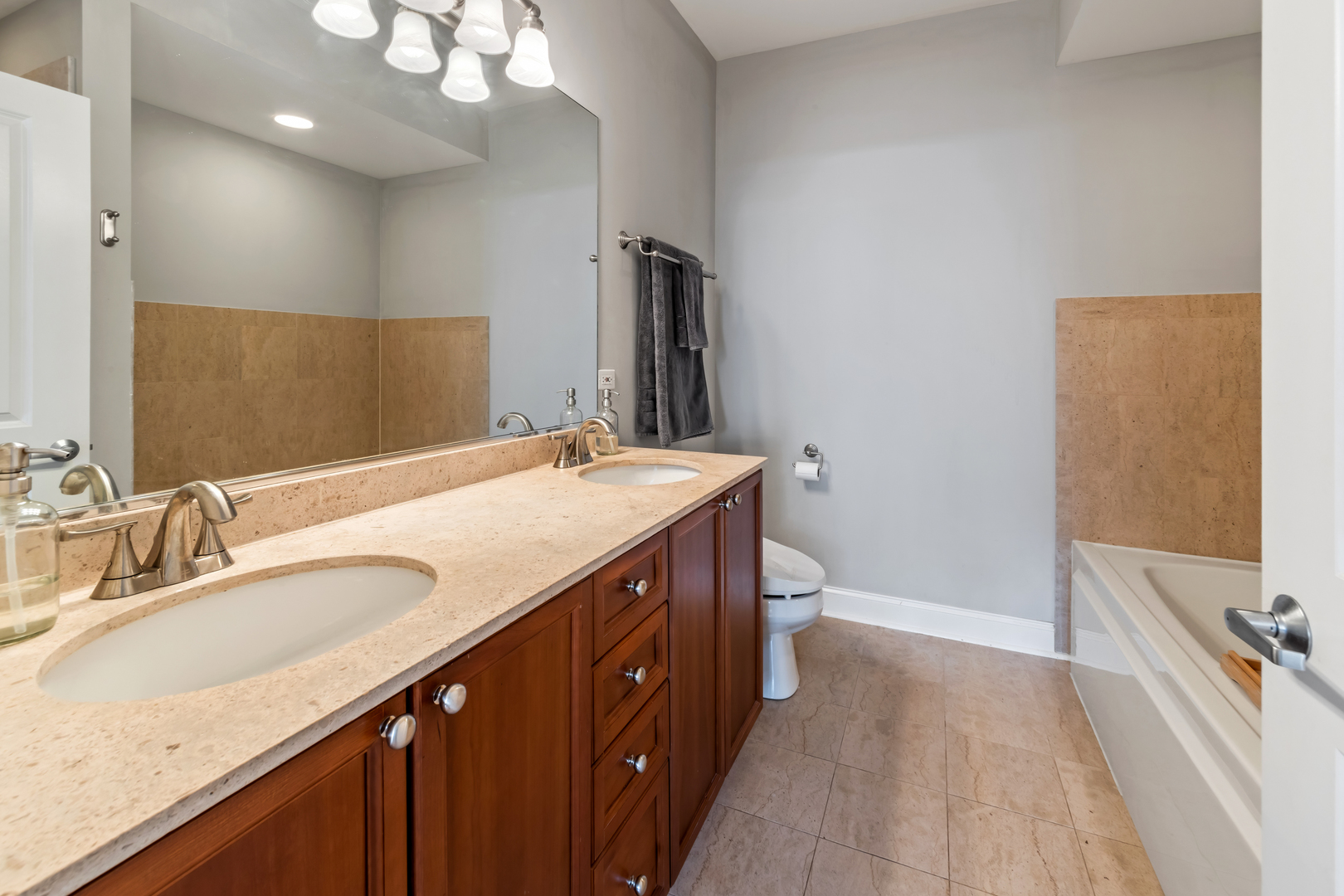 1807 W Addison Street Unit: 2E