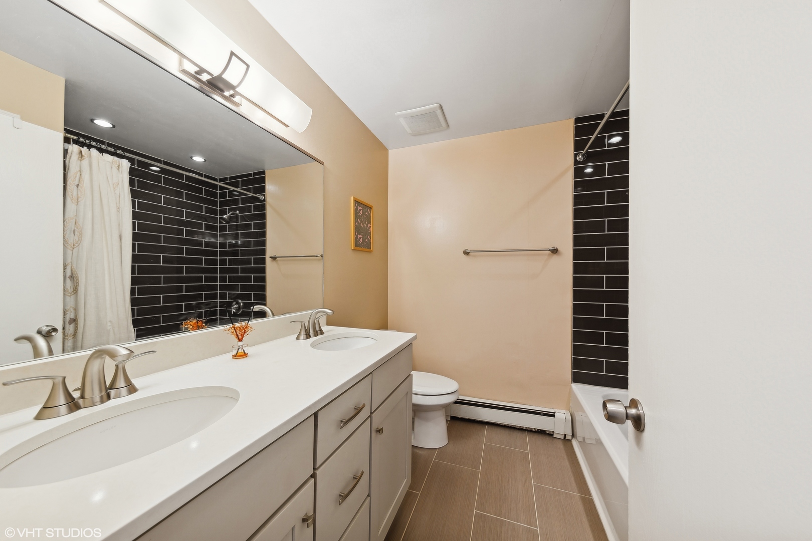 4111 N Mozart Street Unit: 3W