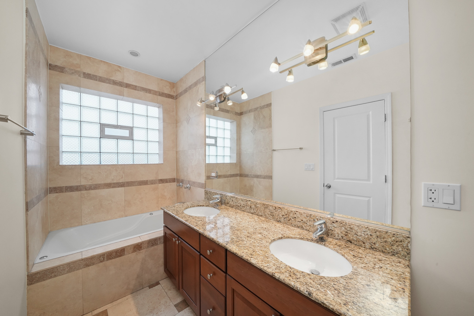 1113 N Mozart Street Unit: 3