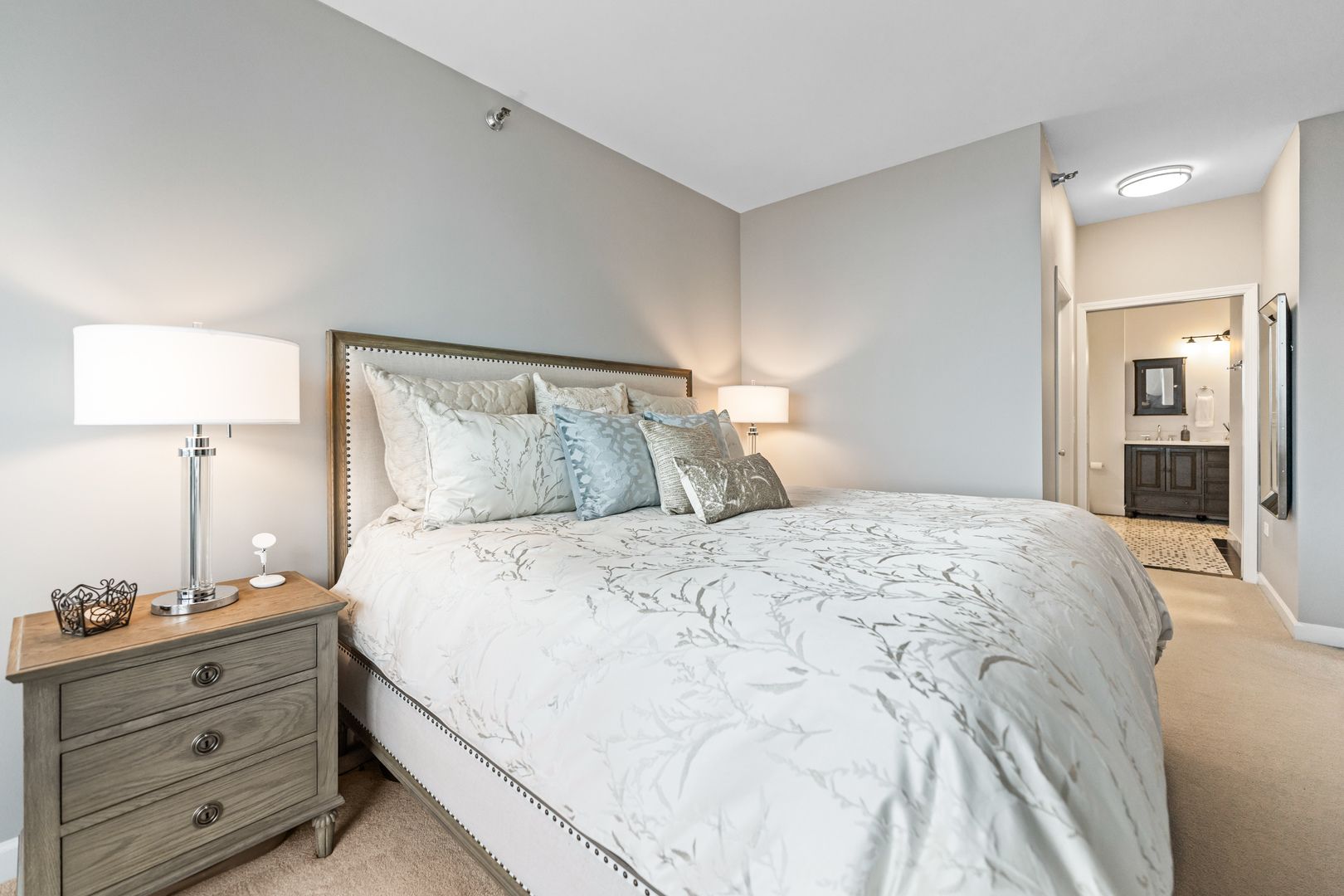 421 W Huron Street Unit: 1401