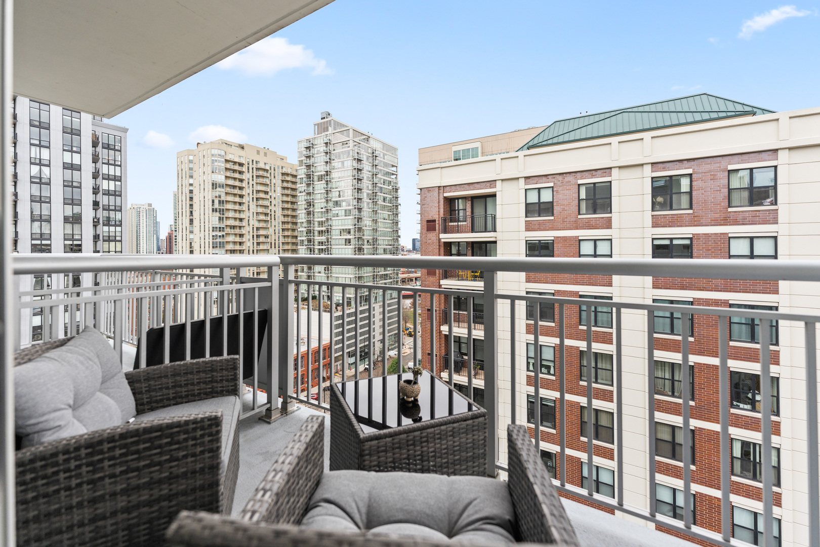 421 W Huron Street Unit: 1401
