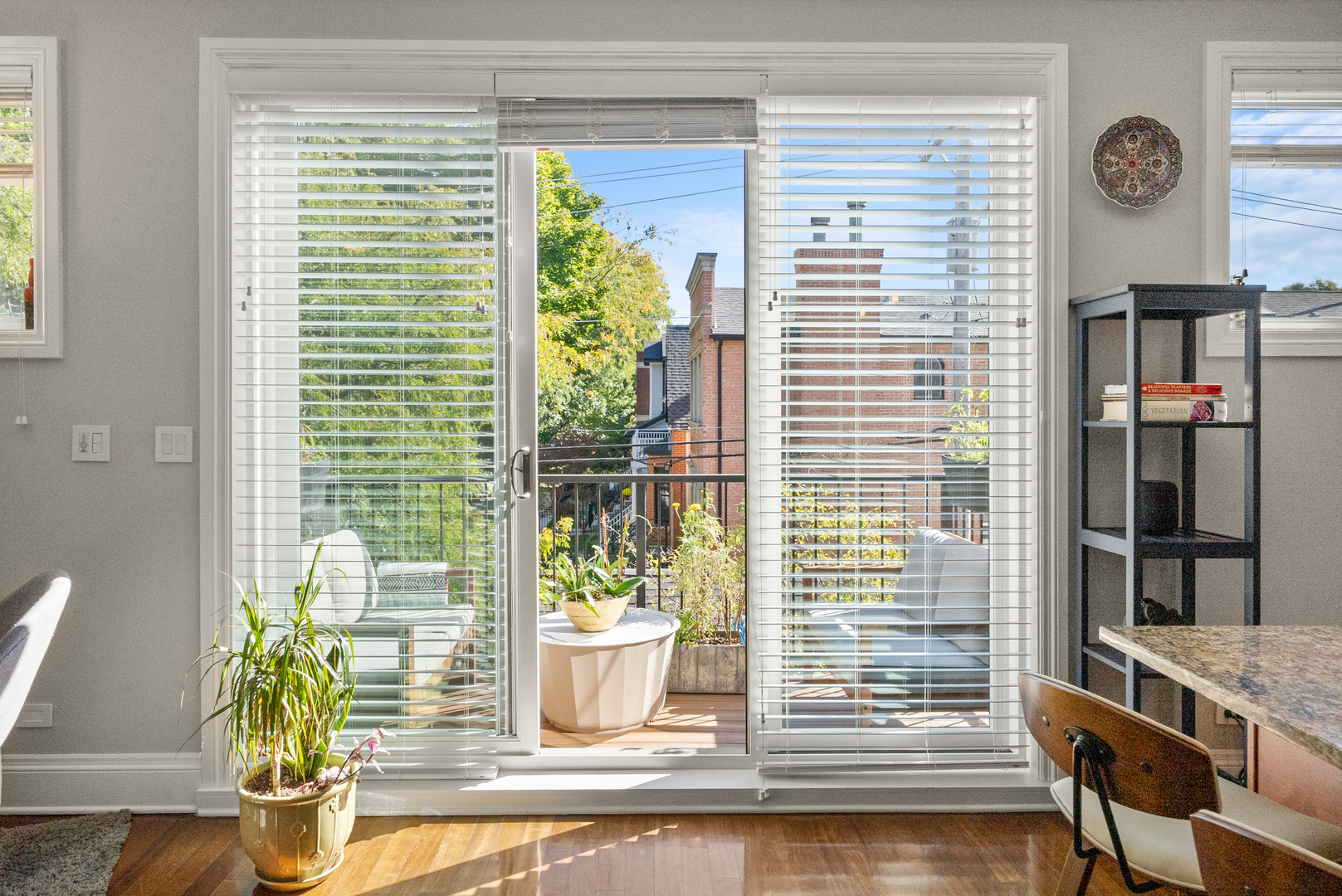 1949 W Nelson Street Unit: 2E