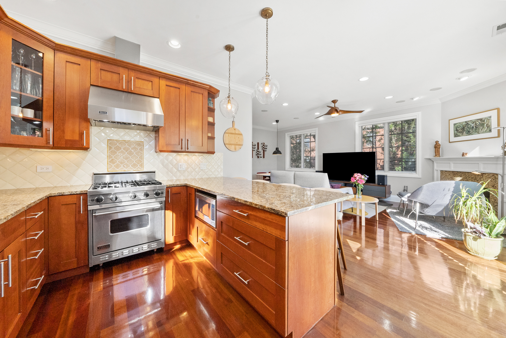 1949 W Nelson Street Unit: 2E