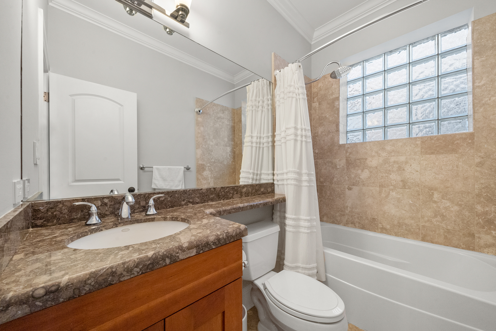 1949 W Nelson Street Unit: 2E