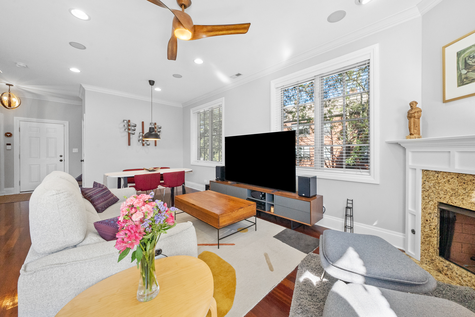 1949 W Nelson Street Unit: 2E