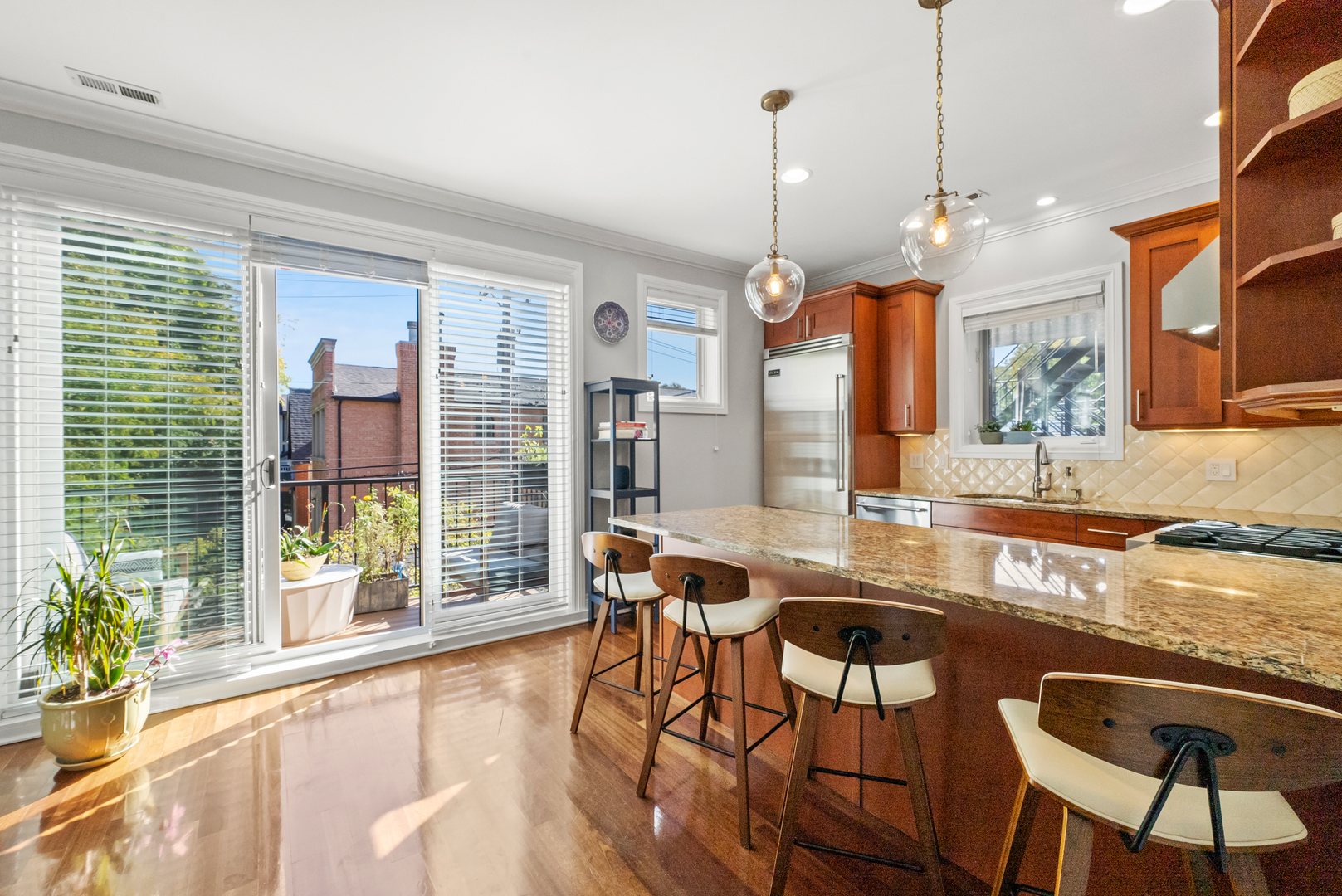 1949 W Nelson Street Unit: 2E