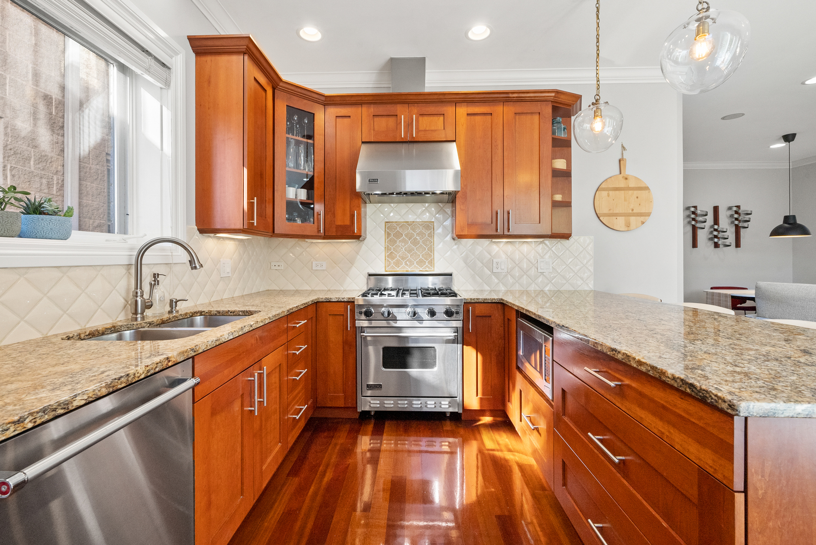 1949 W Nelson Street Unit: 2E