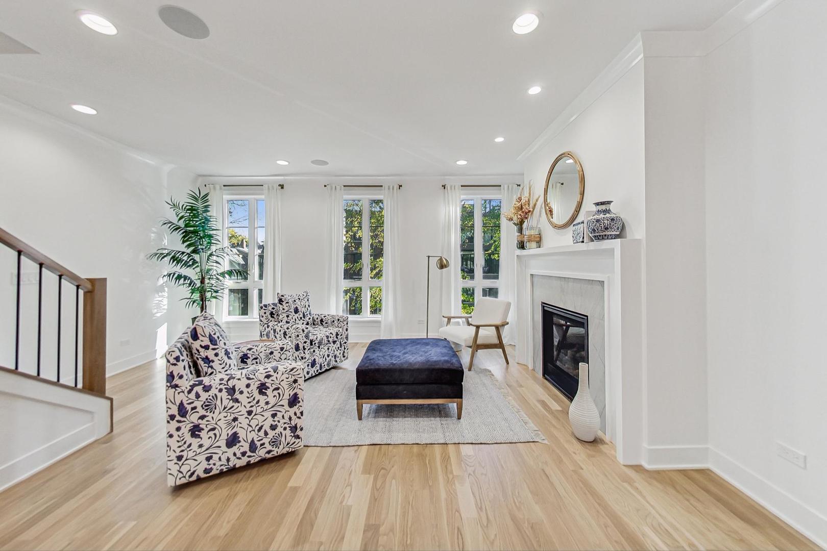 1462 W Byron Street Unit: PH