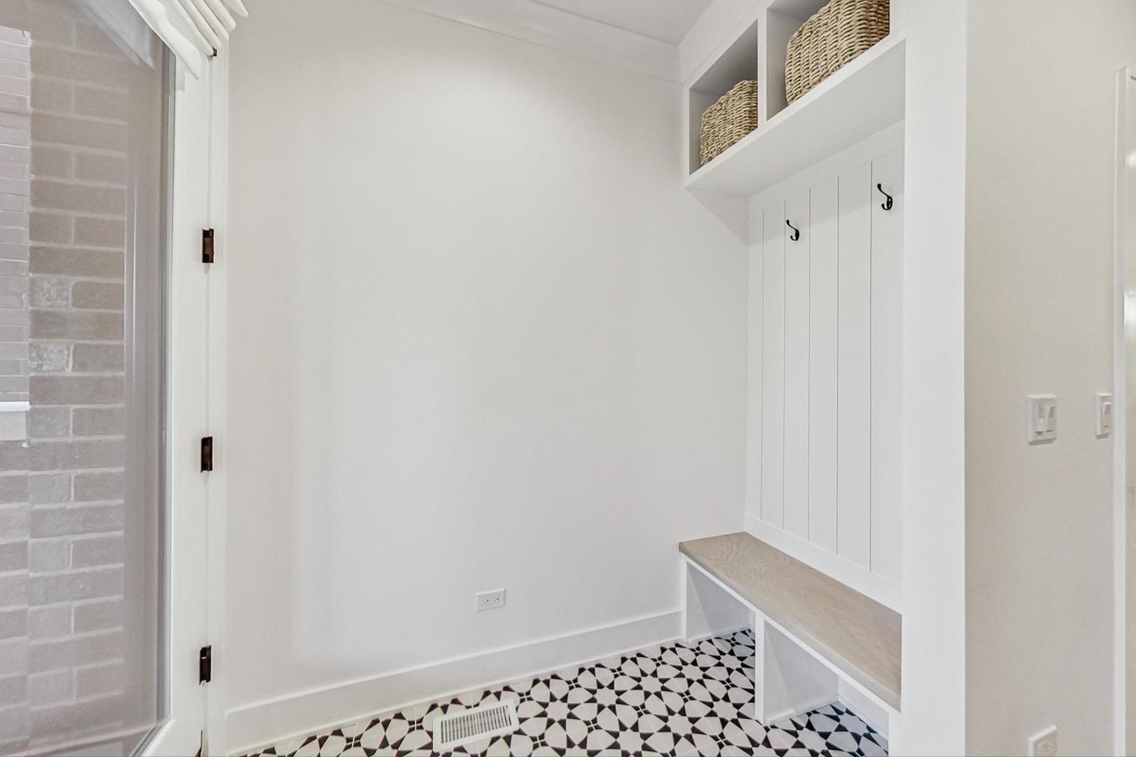 1462 W Byron Street Unit: PH