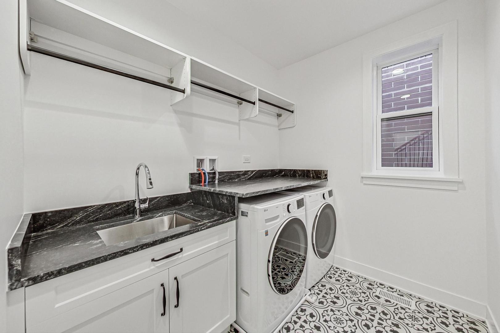1462 W Byron Street Unit: PH
